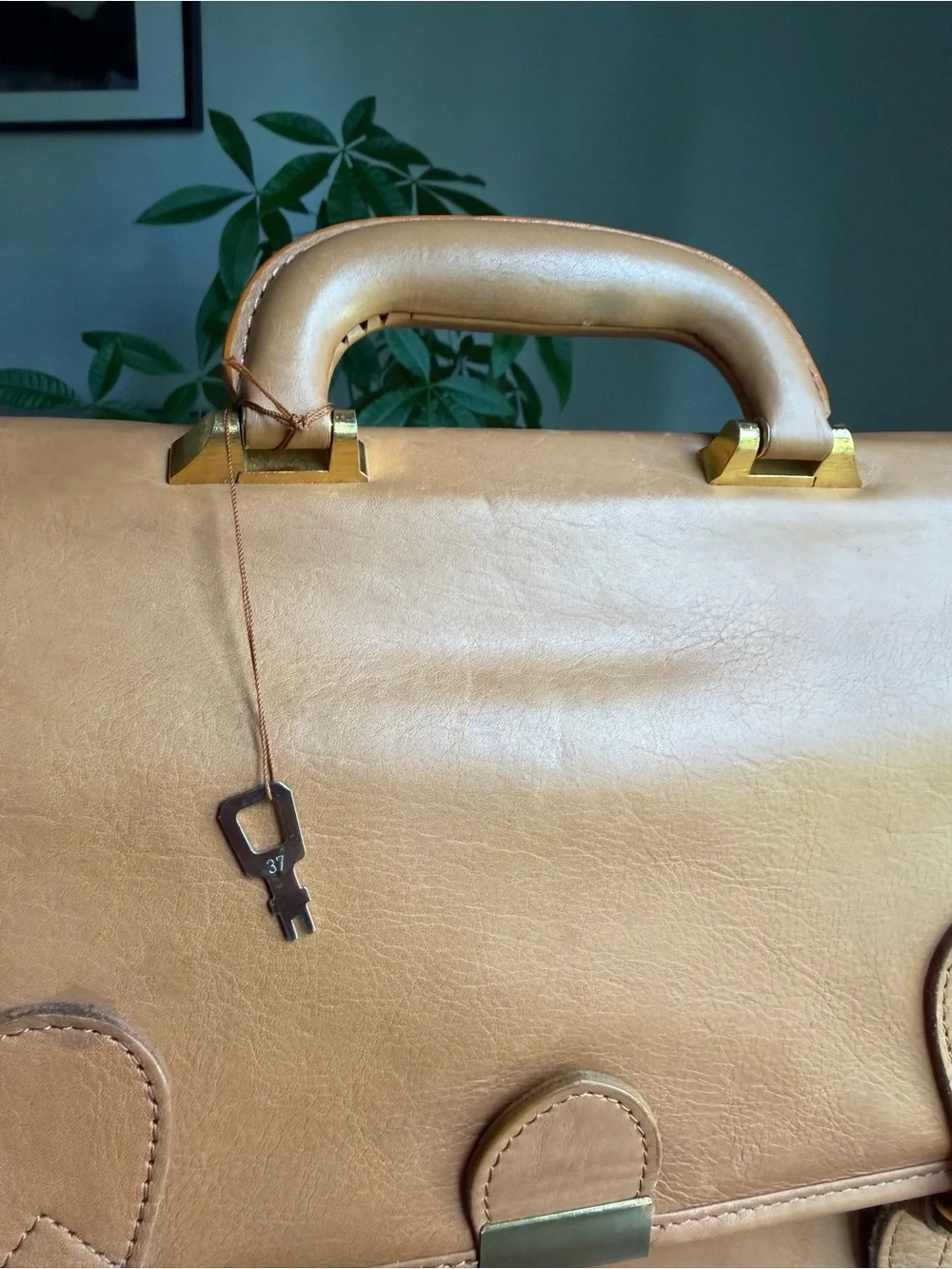 Classic Tan Leather Briefcase with Adjustable Shoulder Strap